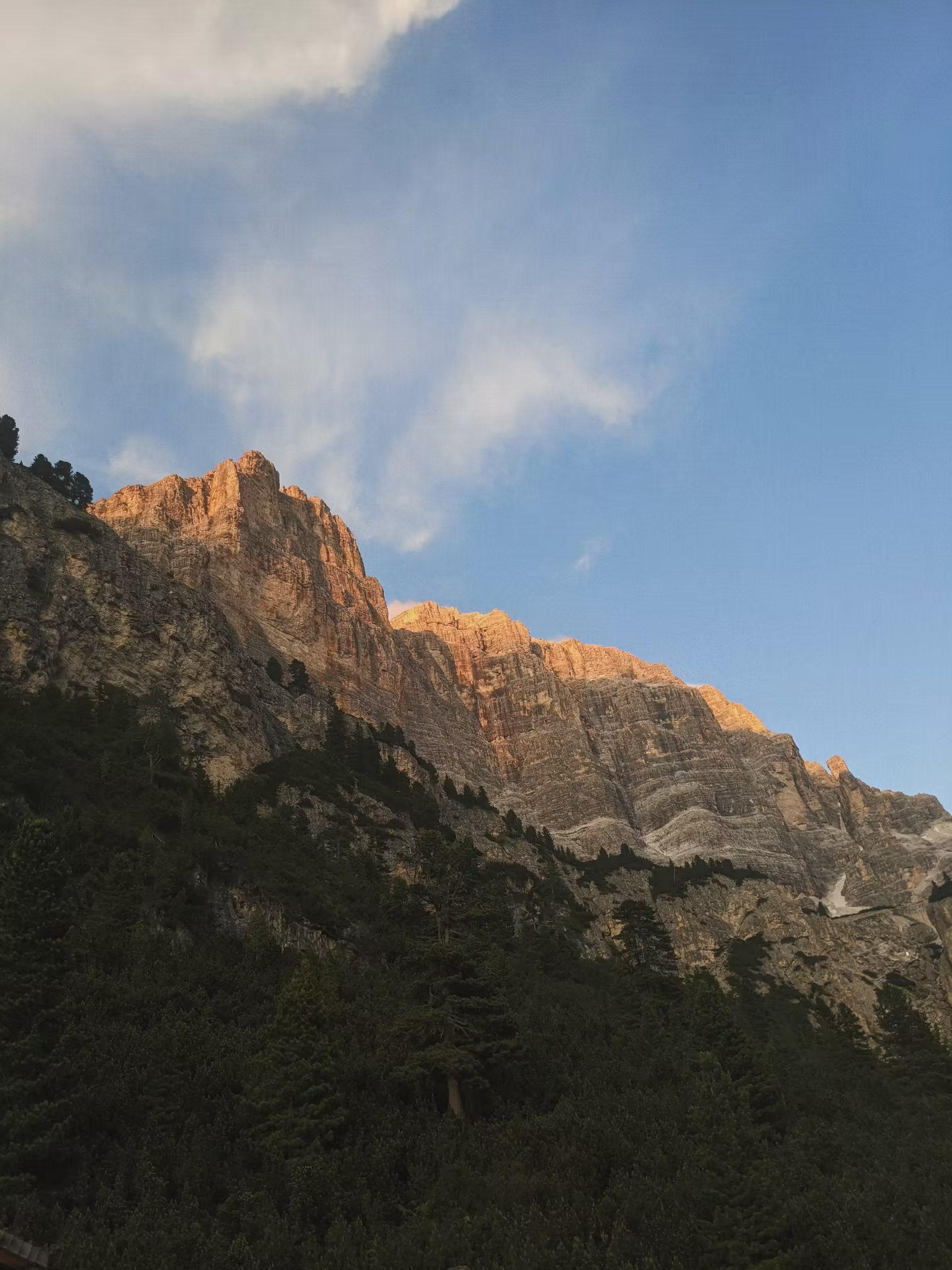 St. Kassian, Dolomites - Panoramablick auf das Bergdorf